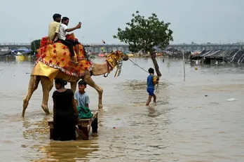 Mưa lũ bất thường làm hàng trăm người thiệt mạng ở Ấn Độ và Nepal