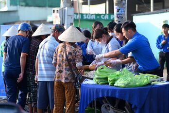 Tiệm bánh mì chay tình thương – trao gửi những nụ cười