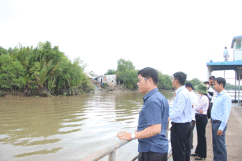 Khảo sát tình hình sạt lở ven sông Kênh Hàn, xã Phước Vĩnh Đông, huyện Cần Giuộc