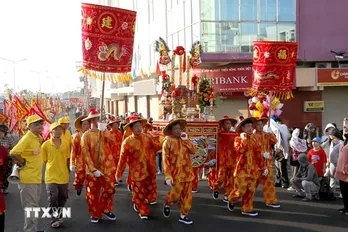 Đông đảo du khách và người dân tham dự Lễ hội Nghinh Ông Quan Thánh Đế Quân