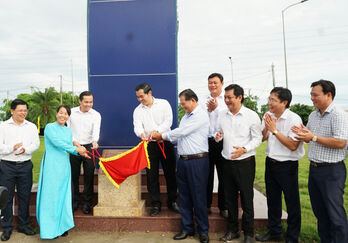 Tân An đặt bảng biểu trưng các công trình chào mừng kỷ niệm 15 năm thành lập thành phố