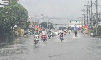 Mưa lớn, đường phố Tân An nhiều chỗ người đi đường 'bì bõm' lội nước