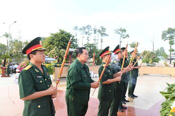 Lực lượng vũ trang tỉnh Long An viếng Nghĩa trang liệt sĩ tỉnh