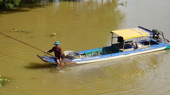 Nghề 'ăn theo' con nước nổi