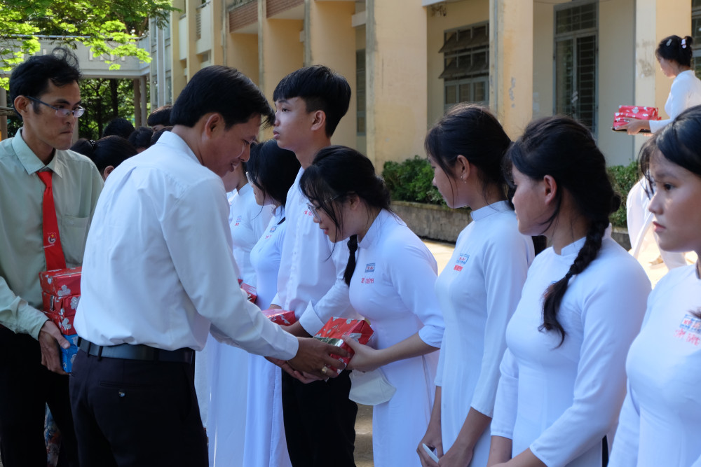 Đại biểu trao quà, học bổng cho các em học sinh nhân dịp khai giảng