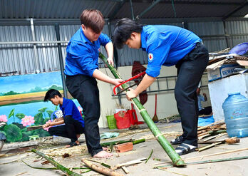 Thanh niên tự tay làm lồng đèn tặng trẻ em