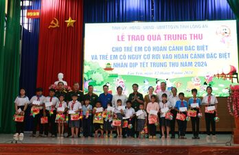 Tặng 100 phần quà trung thu cho trẻ em huyện Tân Trụ