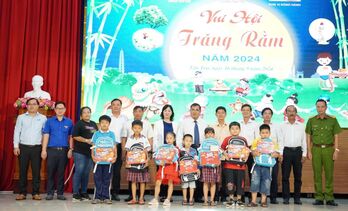 Chương trình 'Trung thu yêu thương - Vui hội trăng rằm' tại huyện Tân Trụ