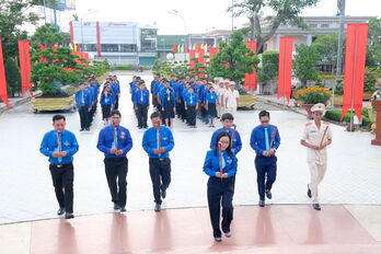 Đoàn đại biểu dự Đại hội Hội Liên hiệp Thanh niên Việt Nam tỉnh Long An viếng Nghĩa trang Liệt sĩ