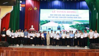 Tân Trụ: Tuyên dương học sinh giỏi, học sinh đỗ đại học, tiếp sức học sinh đến trường