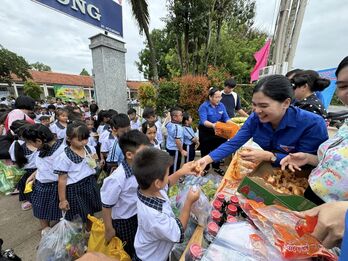 Đức Hòa: Học sinh tiểu học đổi rác thải nhựa lấy nhu yếu phẩm