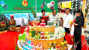 Long An participates in Mekong Delta OCOP Product Connection Forum 2024 in Kien Giang