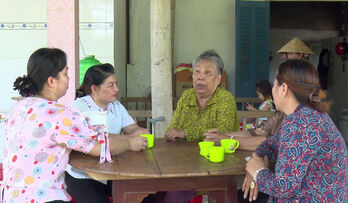 Tổ Phụ nữ tiết kiệm mua bảo hiểm y tế - Điểm tựa cho phụ nữ có hoàn cảnh khó khăn