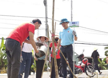 Châu Thành tiếp nhận 300 cây xanh từ Trung tâm Truyền thông Tài nguyên và Môi trường