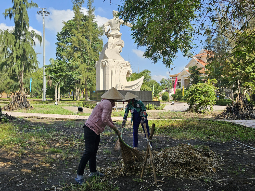 Người dân tham gia dọn dẹp khuôn viên Khu di tích lịch sử Vàm Nhựt Tảo, chuẩn bị cho lễ kỷ niệm