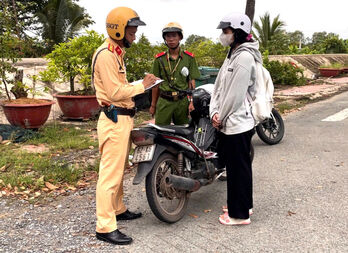 Công an Tân Hưng tăng cường xử lý học sinh vi phạm an toàn giao thông