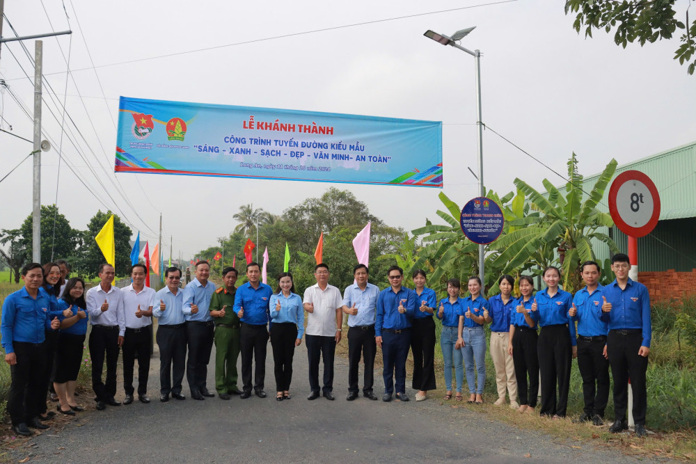 Tuyến đường kiểu mẫu mang tên Nguyễn Văn Châu (xã Đức Tân, huyện Tân Trụ) được lắp đặt 35 trụ đèn năng lượng mặt trời và 35 cờ Tổ quốc