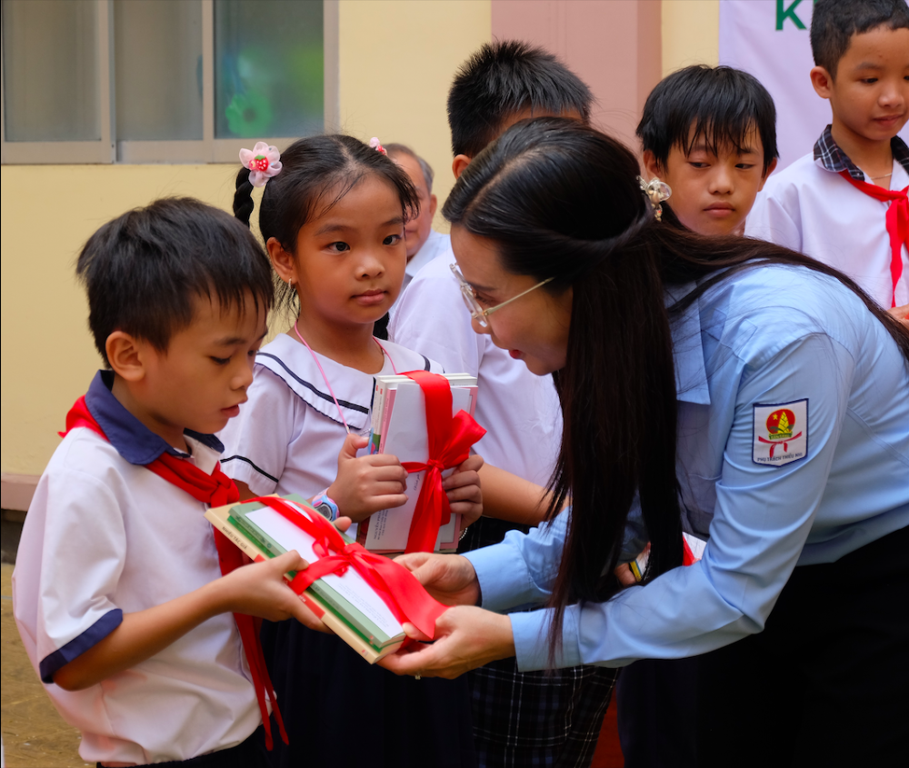 Bí thư Trung ương Đoàn, Chủ tịch Hội đồng Đội Trung ương - Nguyễn Phạm Duy Trang trao quà cho các em thiếu nhi