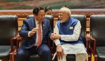 Vietnamese, Indian PMs meet on sidelines of ASEAN Summits