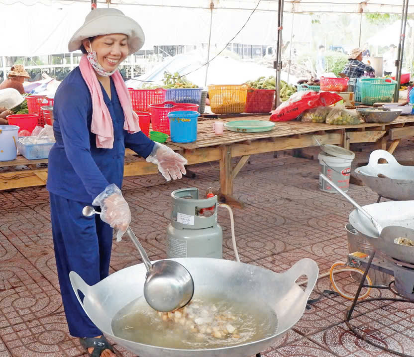 Bà Năm Tiến (tỉnh An Giang) năm nào cũng đến Khu di tích lịch sử Vàm Nhựt Tảo (huyện Tân Trụ) để phục vụ lễ giỗ. Công việc của bà là nấu những món ăn thơm ngon phục vụ du khách thập phương