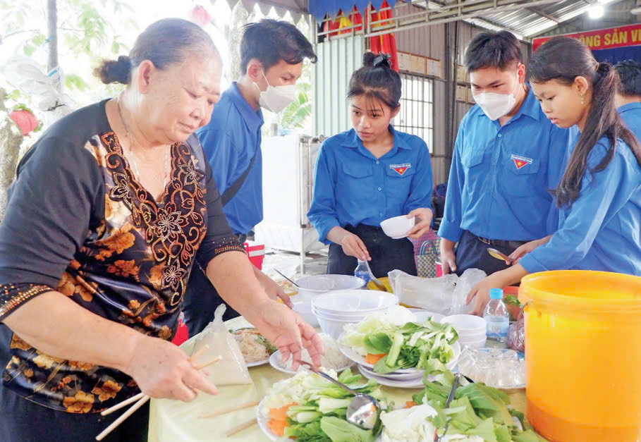 Hơn 10 năm qua, cứ đến ngày giỗ cụ Nguyễn, bà Huỳnh Thị Sáu (xã Thanh Phú, huyện Bến Lức) đến Khu di tích Xóm Nghề (huyện Bến Lức) để nấu những mâm cơm chay, phục vụ du khách thập phương. Tất cả những món ăn này đều được bà Sáu nấu miễn phí, trung bình mỗi năm, bà nấu từ 20-40 mâm cơm chay, có năm cao điểm, bà nấu đến 80 mâm cơm chay