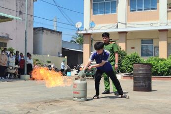 Gần 400 người dự nghe tuyên truyền, trải nghiệm thực hành chữa cháy và cứu nạn, cứu hộ