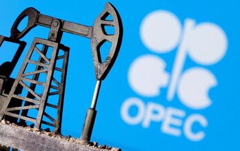 Giá xăng dầu hôm nay 15/10: OPEC hạ dự báo, dầu giảm mạnh