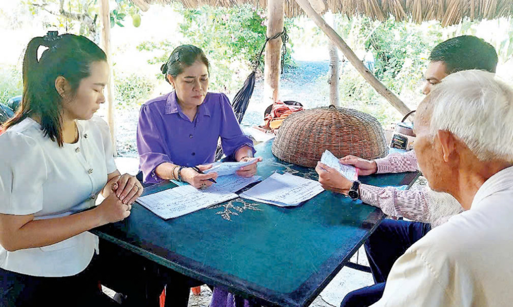 Chủ tịch Hội Liên hiệp Phụ nữ huyện Thạnh Hóa - Nguyễn Thị Thanh Vân (áo tím) thăm hỏi các hộ vay vốn tín dụng chính sách để phát triển kinh tế gia đình