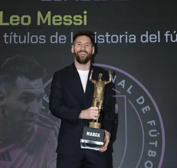 Messi vượt qua Ronaldo và Pele giành danh hiệu Cầu thủ xuất sắc nhất lịch sử