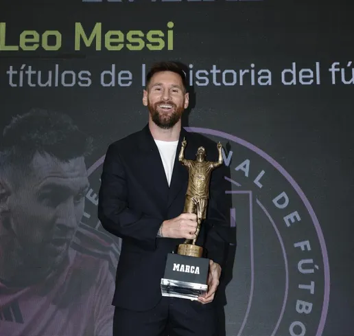 Messi vượt qua Ronaldo và Pele giành danh hiệu Cầu thủ xuất sắc nhất lịch sử