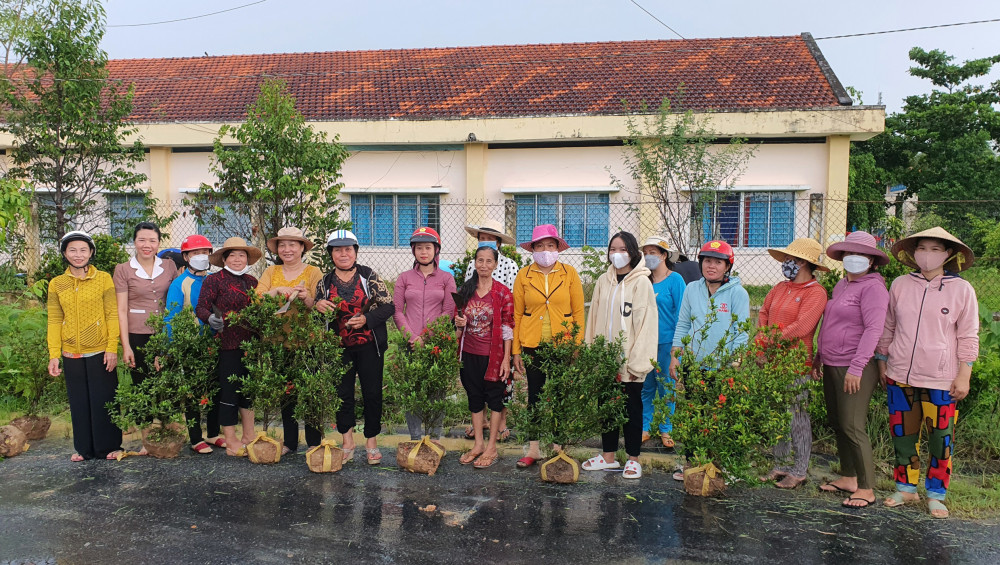 Phụ nữ huyện Thạnh Hóa ra quân trồng cây xanh góp phần bảo vệ môi trường, ứng phó với biến đổi khí hậu