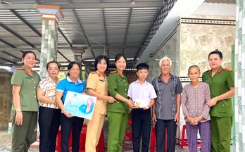 Đẹp thêm hình ảnh nữ Công an nhân dân nơi biên giới