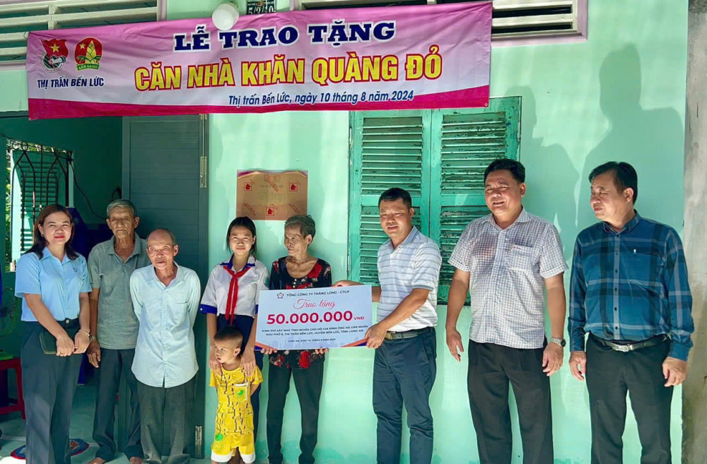 Thị trấn Bến Lức, huyện Bến Lức vận động xây tặng nhà tình bạn, nhà Khăn quàng đỏ, mái ấm tình thương cho các hộ gặp khó khăn về nhà ở