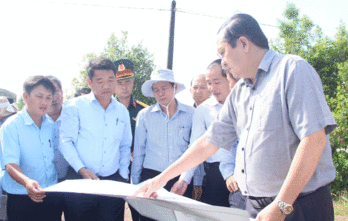 Phó Chủ tịch UBND tỉnh - Nguyễn Minh Lâm kiểm tra tình hình mưa lũ gây ngập úng tại các huyện vùng Đồng Tháp Mười