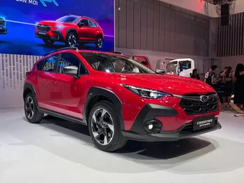 Subaru Crosstrek 2024 giá từ 1,098 tỉ đồng, có cả bản hybrid