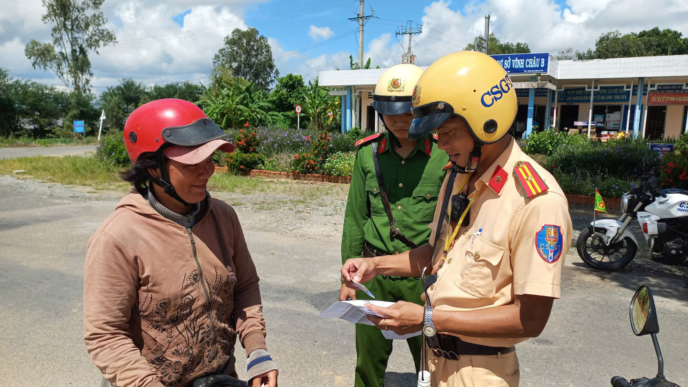 Công an huyện Tân Hưng tăng cường tuần tra, xử lý vi phạm giao thông