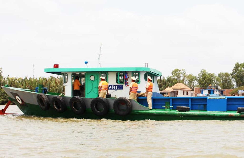 Cảnh sát giao thông kiểm tra một phương tiện đường thủy