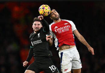 Hòa Arsenal, Liverpool mất ngôi đầu bảng vào tay Man City