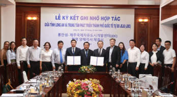 Vice Chairman of Long An Provincial People's Committee - Huynh Van Son receives and workes with Jeju Free International City Development Center