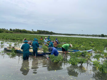 Dân gặp khó, có dân quân