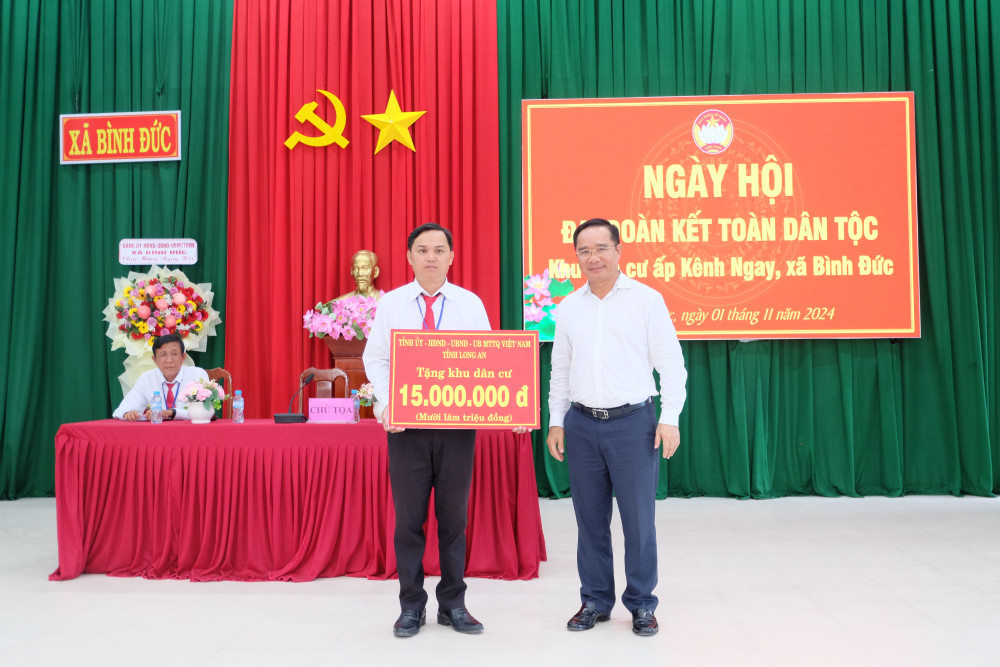 Bí thư Tỉnh ủy, Chủ tịch HĐND tỉnh - Nguyễn Văn Được trao tặng 15 triệu đồng cho khu dân cư ấp Kênh Ngay