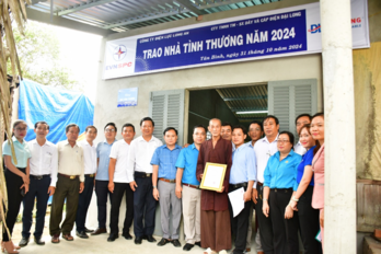 Công ty Điện lực Long An trao tặng 5 căn nhà tình thương tại huyện Tân Trụ