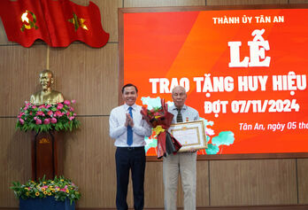 Thành ủy Tân An trao Huy hiệu Đảng đợt 07/11