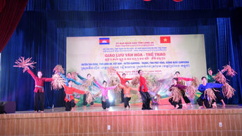 Tan Hung district organizes cultural and sports exchange with KamPong TraBaek district