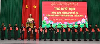 Trao quyết định thăng quân hàm cho 64 quân nhân chuyên nghiệp