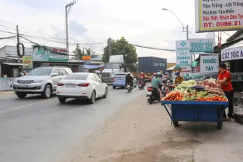 Kiểm tra, xử lý nghiêm hành vi buôn bán lấn chiếm lòng, lề đường Quốc lộ 62