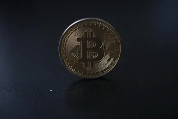 Đồng Bitcoin lập kỷ lục mới khi vượt mốc 93.000 USD