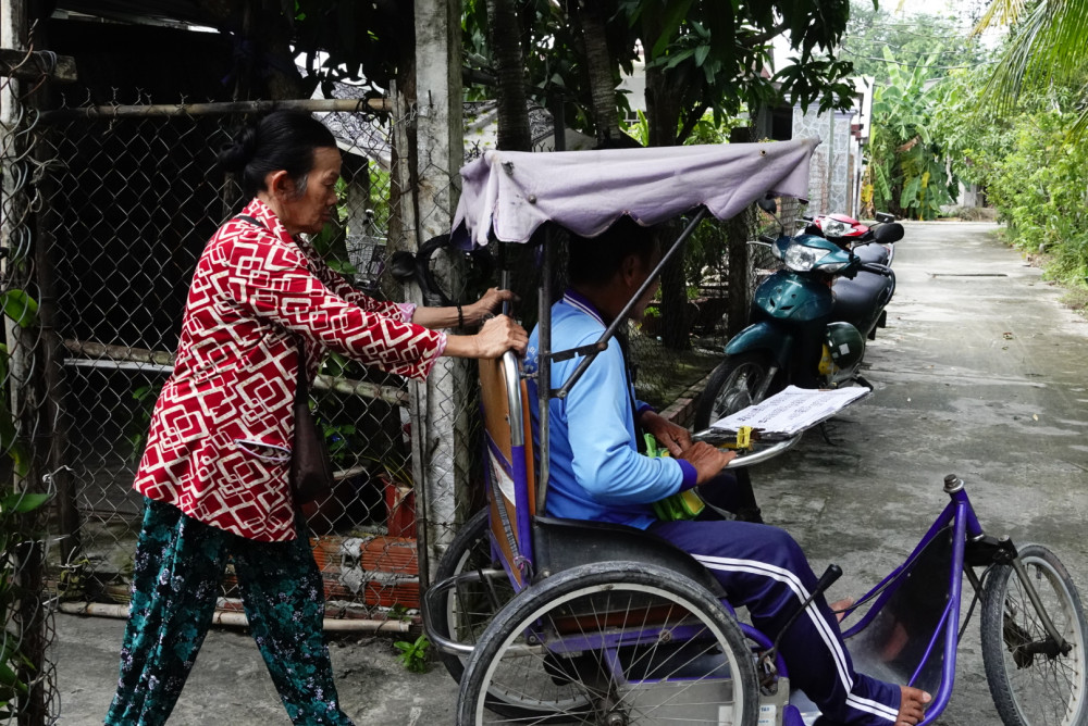 Sau vụ tai nạn giao thông, ông Phạm Thanh Quân (ấp 5, xã Thạnh Lợi, huyện Bến Lức) bị hư mắt bên phải, tật nguyền đôi chân, phải di chuyển bằng xe lăn