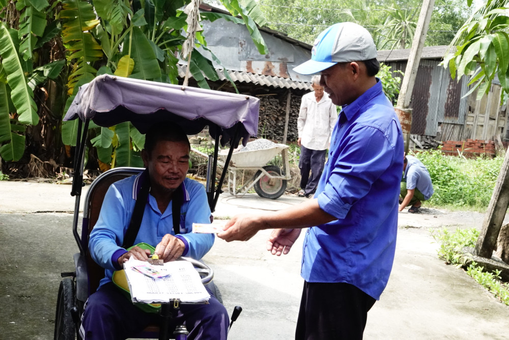 Sau vụ tai nạn giao thông, ông Phạm Thanh Quân (ấp 5, xã Thạnh Lợi, huyện Bến Lức) bị hư mắt bên phải, tật nguyền đôi chân, phải di chuyển bằng xe lăn