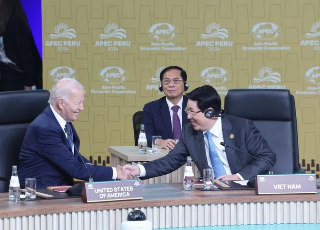 Chủ tịch nước Lương Cường với Tổng thống Hoa Kỳ Joe Biden dự Đối thoại không chính thức giữa các nhà lãnh đạo APEC với khách mời. (Ảnh: Lâm Khánh/TTXVN)